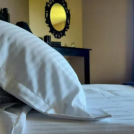 Le Courty בית הארחה *