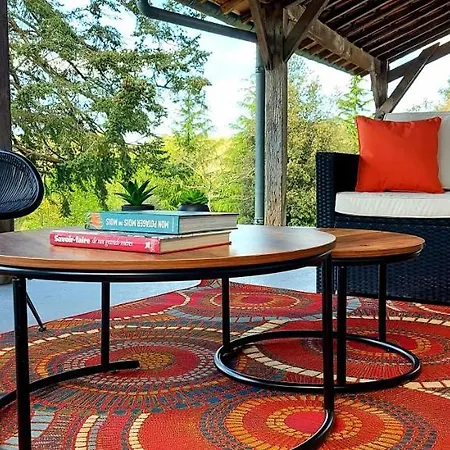 Le Courty בית הארחה